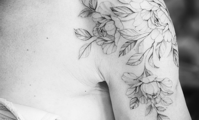 Tattoo floral fait à la fine aiguille à Frontignan, Frontignan, Fine Line Tattoo