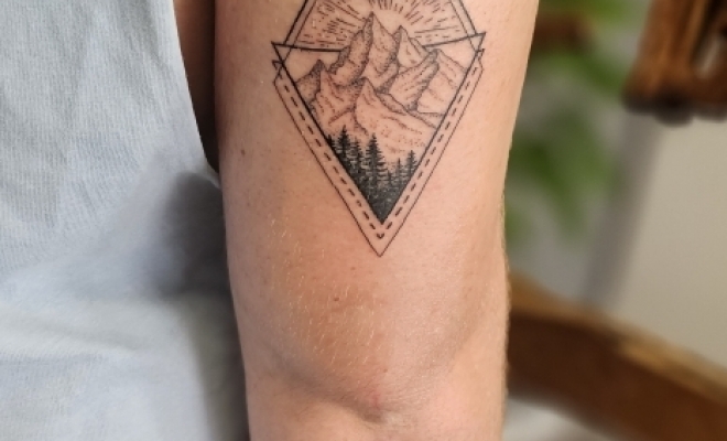 Tatouages géométriques traits fins sur bras et manchettes , Frontignan, Fine Line Tattoo