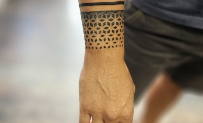 Tatouages géométriques traits fins sur bras et manchettes , Frontignan, Fine Line Tattoo