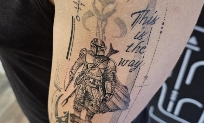 Tatouage de The Mandalorian , Frontignan, Fine Line Tattoo